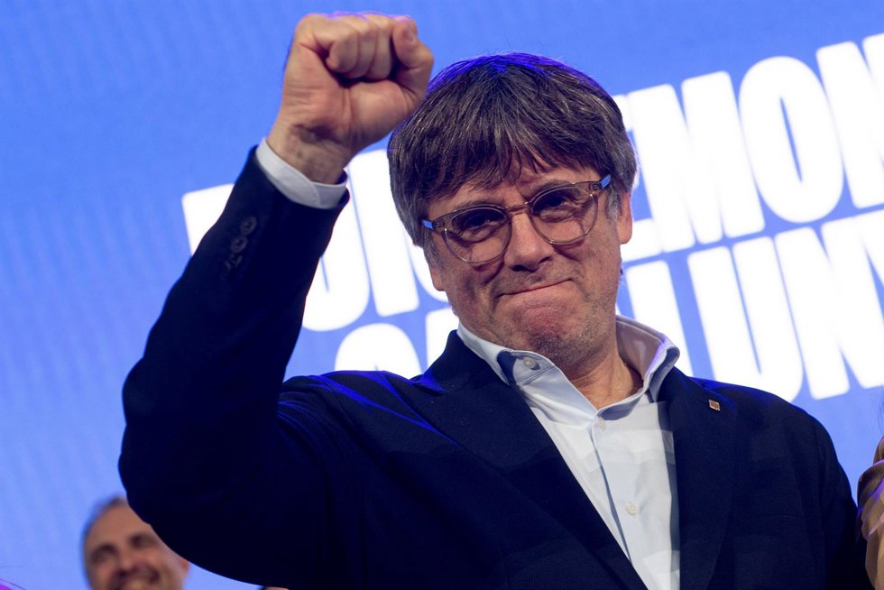 Archivo - El expresidente de la Generalitat de Catalunya y candidato de Junts a las elecciones catalanas, Carles Puigdemont, interviene durante un mitin de Junts en las Antigues Escoles