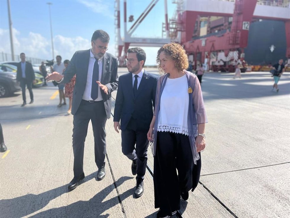 El presidente del Puerto de Barcelona, Lluís Salvado; el presidente de la Generalitat en funciones, Pere Aragons, y la consellera de Territorio de la Generalitat, Ester Capella.