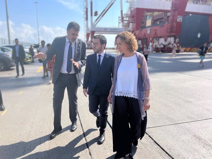 El president del Port de Barcelona, Lluís Salvat; el president de la Generalitat en funcions, Pere Aragonès, i la consellera de Territori de la Generalitat, Ester Capella