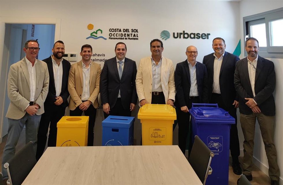 El presidente de la Mancomunidad de Municipios de la Costa del Sol Occidental informa sobre la distribuciñon de papeleras en restaurantes y chiringuitos