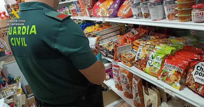 La Guardia Civil inmoviliza casi 1.700 artículos de alimentación de origen asiático en Badajoz