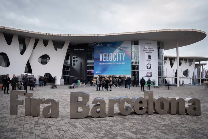 Archivo - Letras en las que se lee: 'Fira Barcelona', en una de las entradas del Mobile World Congress (MWC) 2023, a 28 de febrero de 2023, en L'Hospitalet de Llobregat, Barcelona, Catalunya (España).