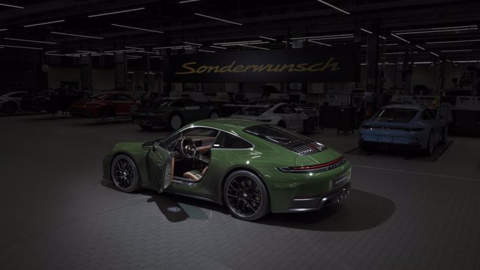 POrsche lanza una verisón limitada del 911 por el cuarenta aniversario de su llegada a España.