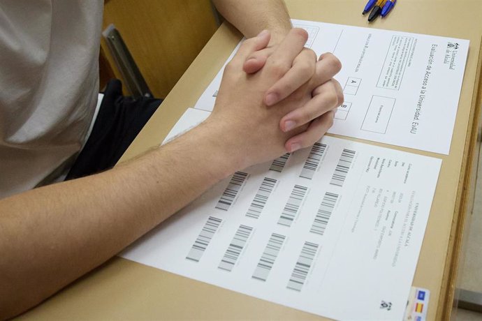 Archivo - Un estudiante antes de empezar un examen el primer día de la Evaluación de Acceso a la Universidad (EvAU).