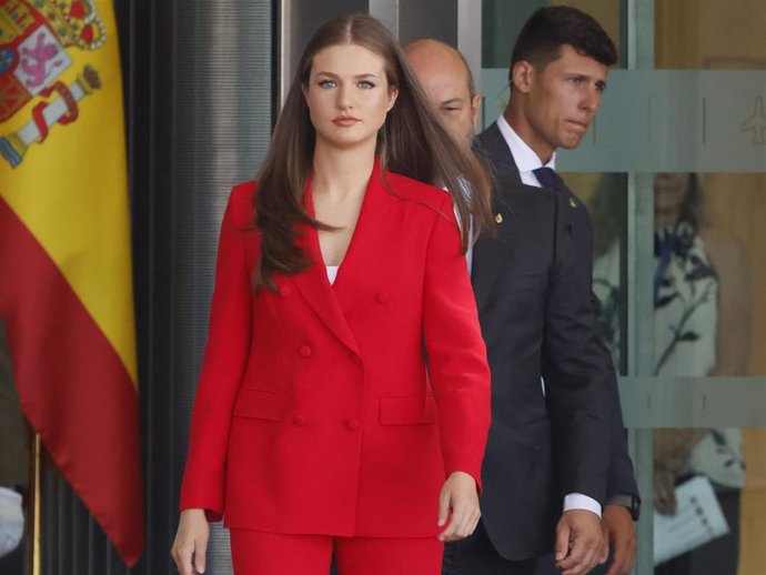 La Princesa Leonor, a su llegada al Pabellón de Estado del aeropuerto Adolfo Suárez para coger el avión rumbo a Lisboa