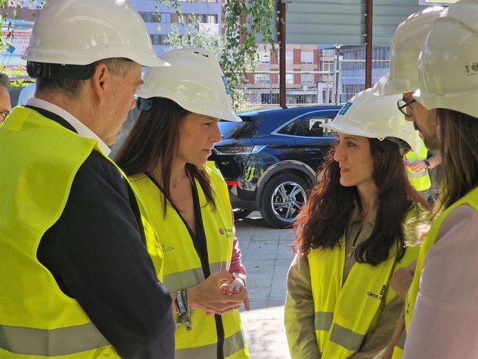 Los conselleiros durante la visita de este viernes a las obras del Olimpia Valencia.
