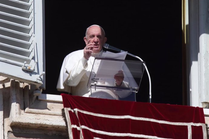 Archivo - 14 February 2021, Vatican, Vatican City: Pope Francis delivers the Angelus prayer from the window of the Apostolic building in St. Peter's Square at the vatican. Photo: Evandro Inetti/ZUMA Wire/dpa