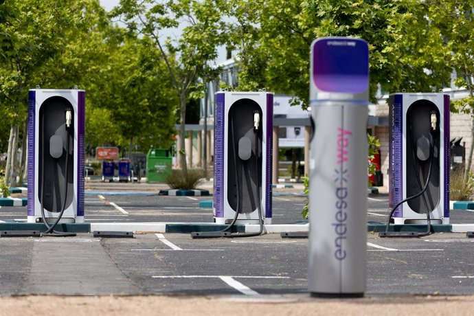 Archivo - La infraestrucctura de recarga pública en España supera las 34.000 unidades en el primer semestre de 2024. 