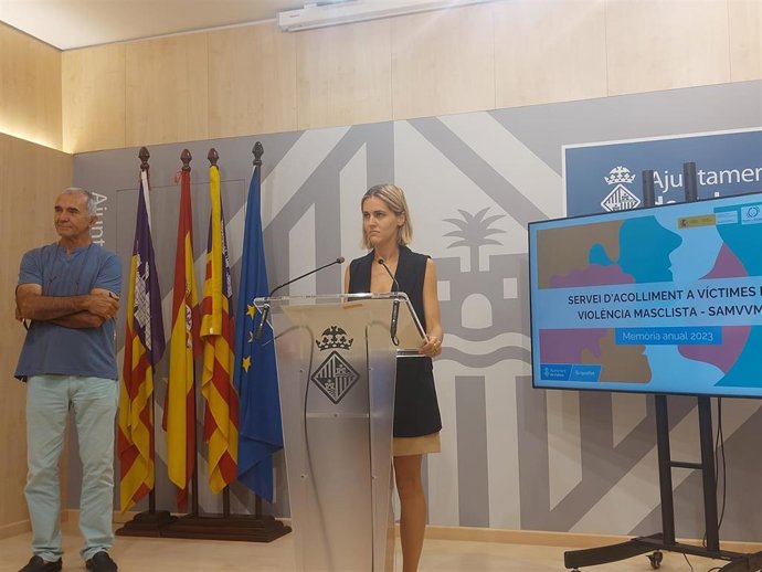 La regidora de Servicios Sociales del Ayuntamiento de Palma, Lourdes Roca, en rueda de prensa.