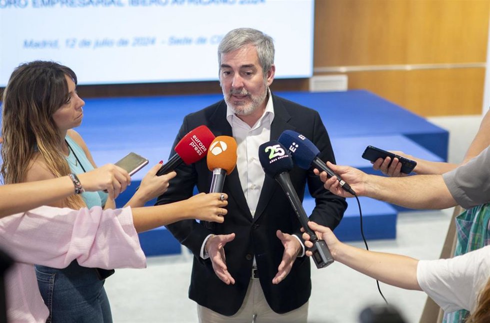 El presidente de Canarias, Fernando Clavijo, atiende a los medios de comunicación durante la presentación del Foro Empresarial Ibero Africano 2024 en la sede de CEOE, a 12 de julio de 2024, en Madrid (España). 