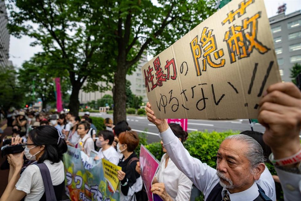 Protestas contra la presunta violación de una menor japonesa por un militar estadounidense en Okinawa (Japón) 