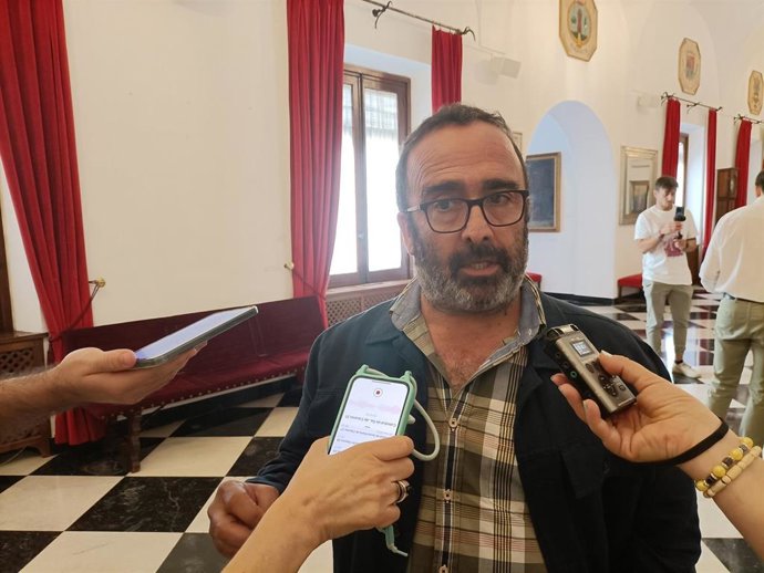 Miguel Ángel Morales, secretario provincial del PSOE en Cáceres atiende a los medios