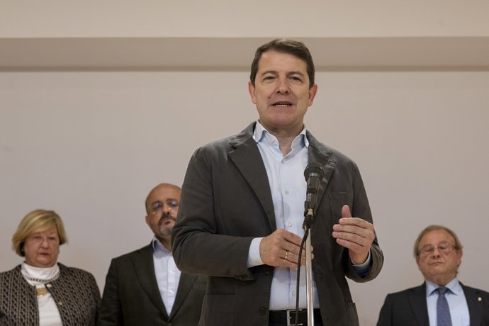 El presidente de la Junta de Castilla y León, Alfonso Fernández Mañueco, interviene durante su visita al Centro Castellano Leónés de Barcelona, a 2 de mayo de 2024, en Barcelona, Catalunya (España).