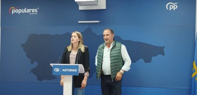 Rueda de prensa del senador asturiano del PP José Manuel Rodríguez, 'Lito', y la diputada regional Cristina Vega.