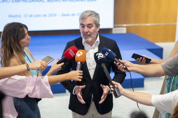 El presidente de Canarias, Fernando Clavijo, atiende a los medios de comunicación durante la presentación del Foro Empresarial Ibero Africano 2024 en la sede de CEOE, a 12 de julio de 2024, en Madrid (España). 
