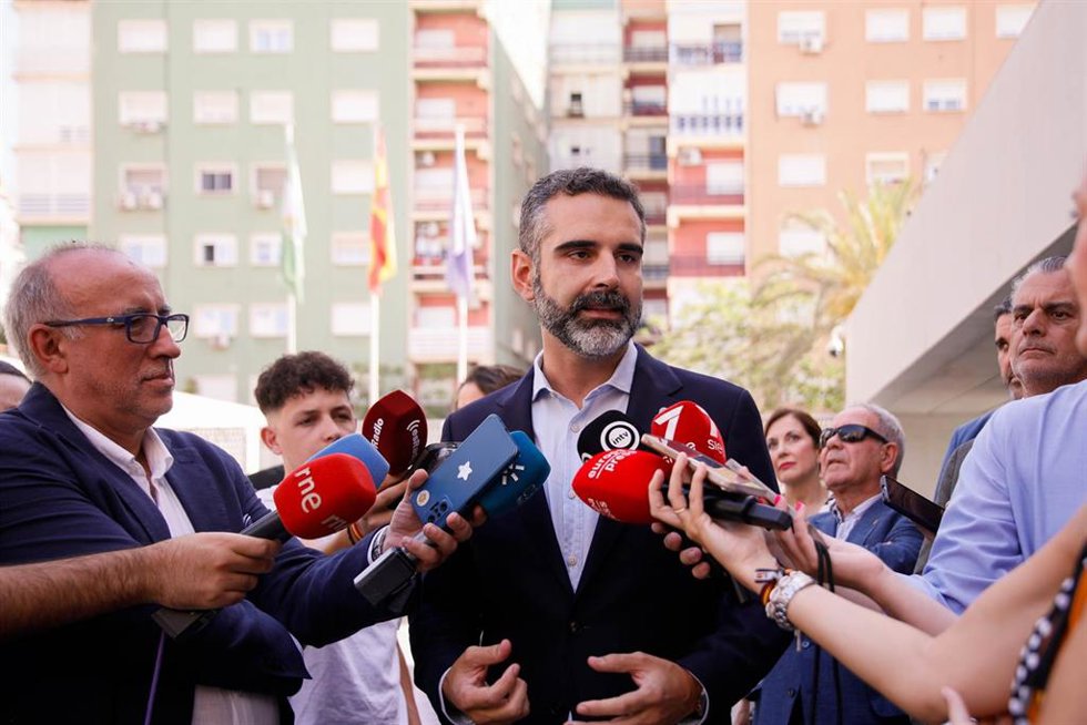 El consejero de Sostenibilidad, Medio Ambiente y Economía Azul, Ramón Fernández-Pacheco,  atiende a los medios de comunicación en Almería.