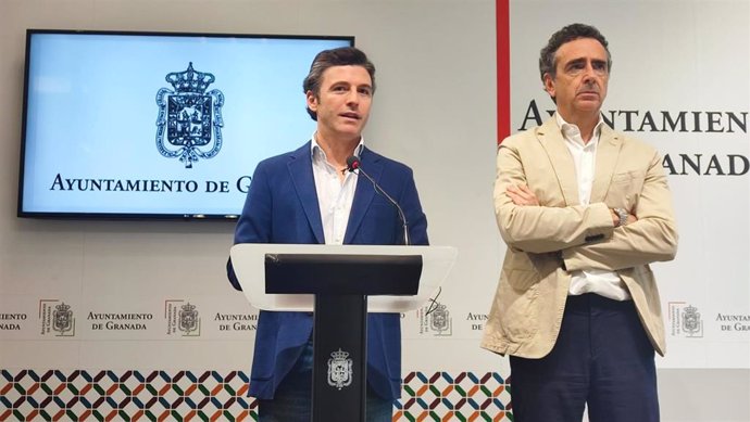 El portavoz del equipo de gobierno de Granada , Jorge Saavedra, y el concejal de Urbanismo, Enrique Catalina.