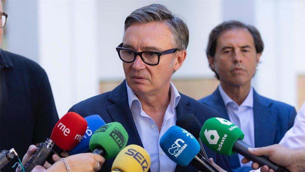 El portavoz del Grupo Parlamentario Vox en Andalucía, Manuel Gavira, este viernes en declaraciones a los medios en Sevilla.