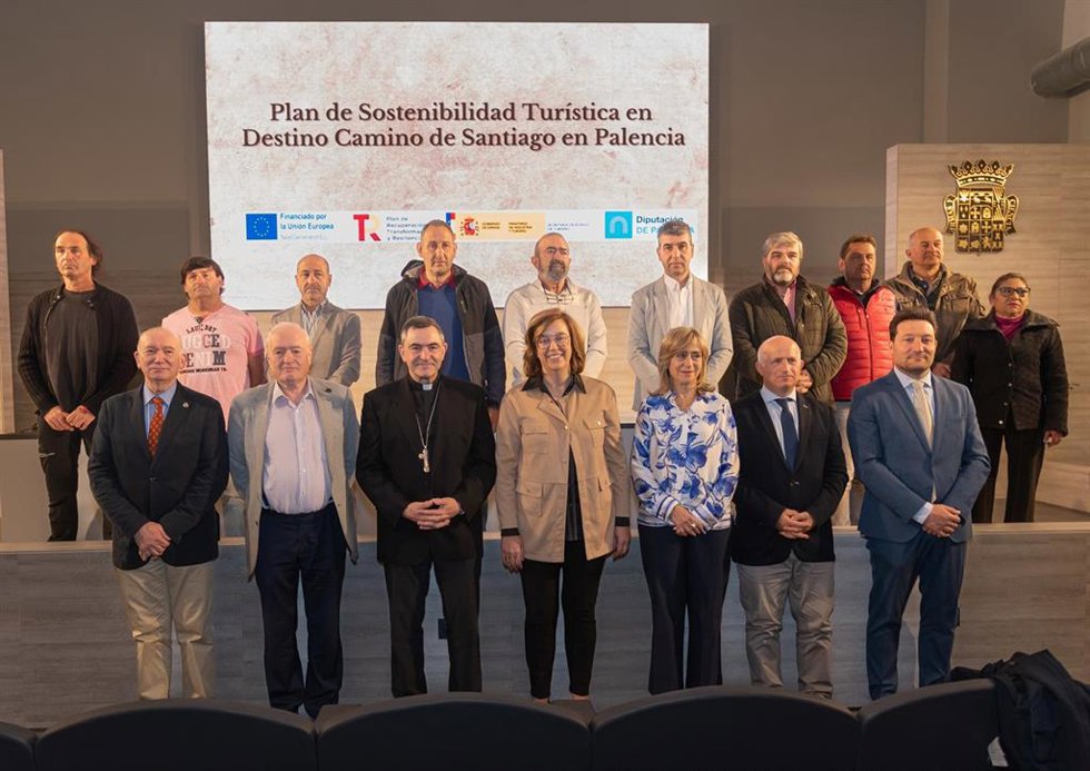 Archivo - Armisén presenta el  proyecto 'Los Faros del Camino'.