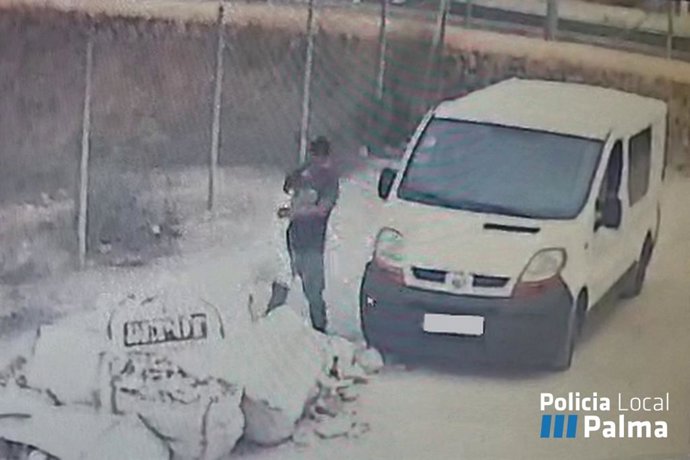 Imágenes de la cámara de vigilancia en Son Peretó, donde se produjeron los dos vertidos ilegales de escombros.