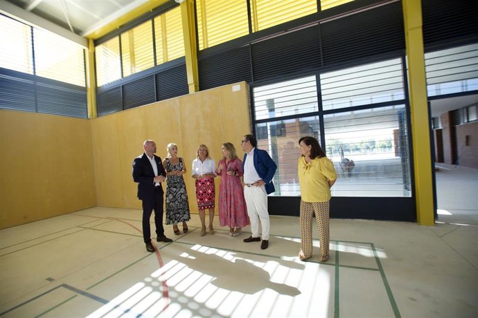 La consejera de Desarrollo Educativo y Formación Profesional, Patricia del Pozo (2i)  durante su visita al centro educativo junto a personal del centro 