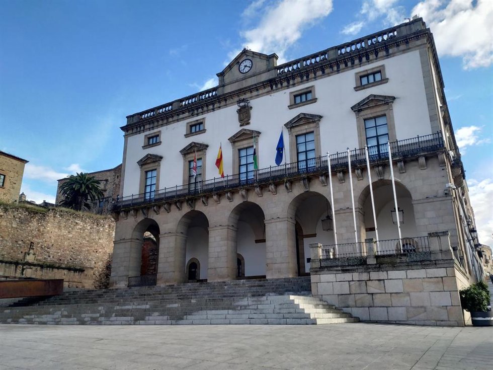 Archivo - Escalinatas donde se instalará una pantalla para seguir la final de la Eurocopa el domingo