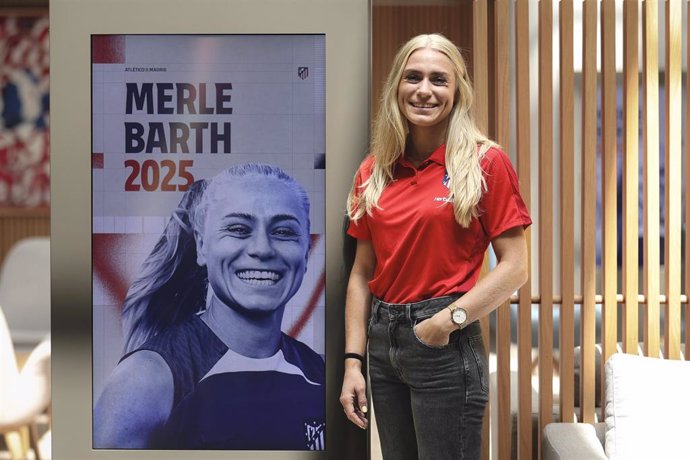 La futbolista alemana Merle Barth posa tras renovar hasta 2025 con el Atlético de Madrid