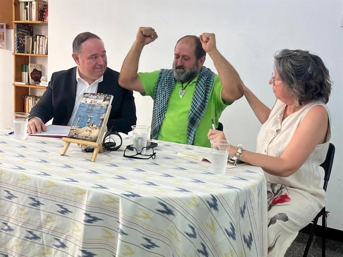 El abogado Francisco Ochoa, el activista Antoni Estela y la portavoz de ARDIP Marga Mogica.