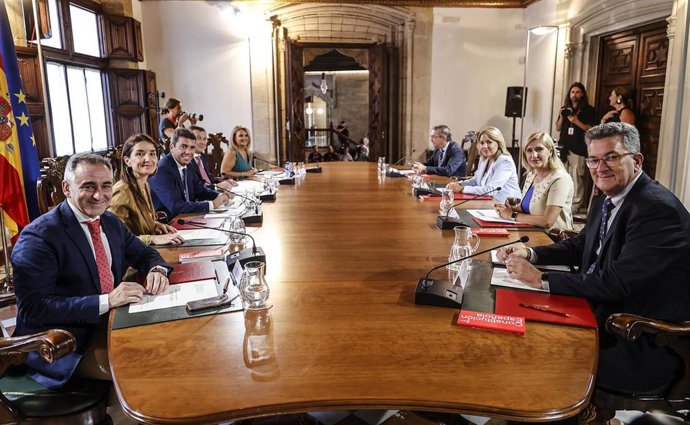 El nuevo conseller de Medio Ambiente, Infraestrructuras y Territorio, en primero a la derecha, en la primera reunión del nuevo Consell