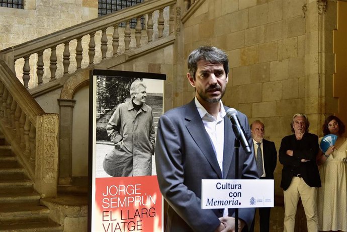 El ministro de Cultura, Ernest Urtasun, interviene durante la inauguración de la exposición ‘Jorge Semprún. El largo viaje’, en el Archivo de la Corona de Aragón, a 12 de julio de 2024, en Barcelona, Catalunya (España). La exposición está organizada por e