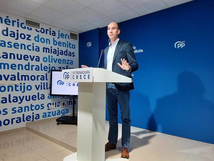 El portavoz del PP de Extremadura, José Ángel Sánchez Juliá, en rueda de prensa tras la ruptura de Vox del pacto de gobernabilidad en la región