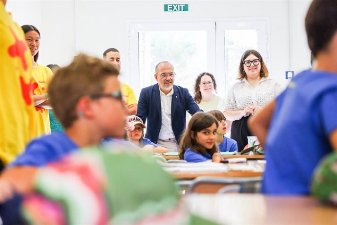 El conseller de Derechos Sociales, Carles Campuzano, durante su visita a las colonias multideportivas y de lengua inglesa del albergue juvenil Coma-ruga Xanascat en el Baix Penedès