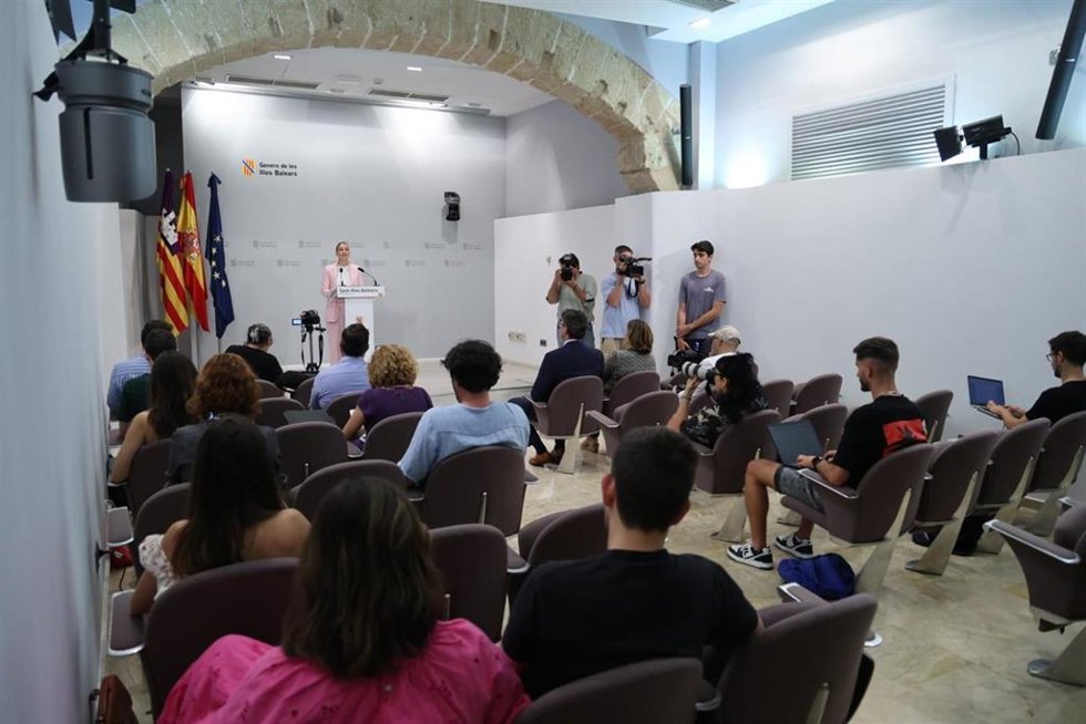 La presidenta del Govern, Marga Prohens, comparece en rueda de prensa.