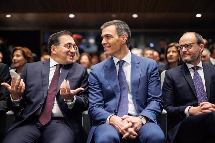 Archivo - El presidente del Gobierno, Pedro Sánchez (c), y el ministro de Asuntos Exteriores, Unión Europea y Cooperación, José Manuel Albares (i), durante la VIII Conferencia de Embajadores, en la sede del Ministerio de Asuntos Exteriores, Unión Europea 