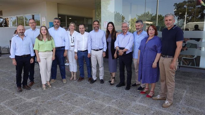 El secretario general del PSOE de Málaga, Daniel Pérez, junto a integrantes de la ejecutiva provincial y del grupo parlamentario socialista