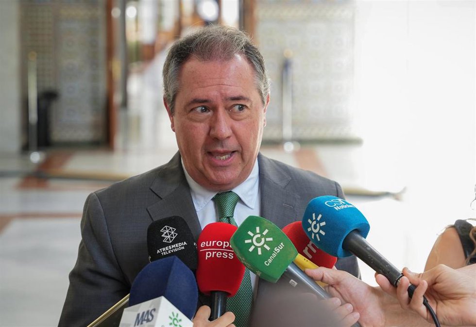 El secretario general del PSOE-A, Juan Espadas (c) atiende a los medios de comunicación. (Foto de archivo).