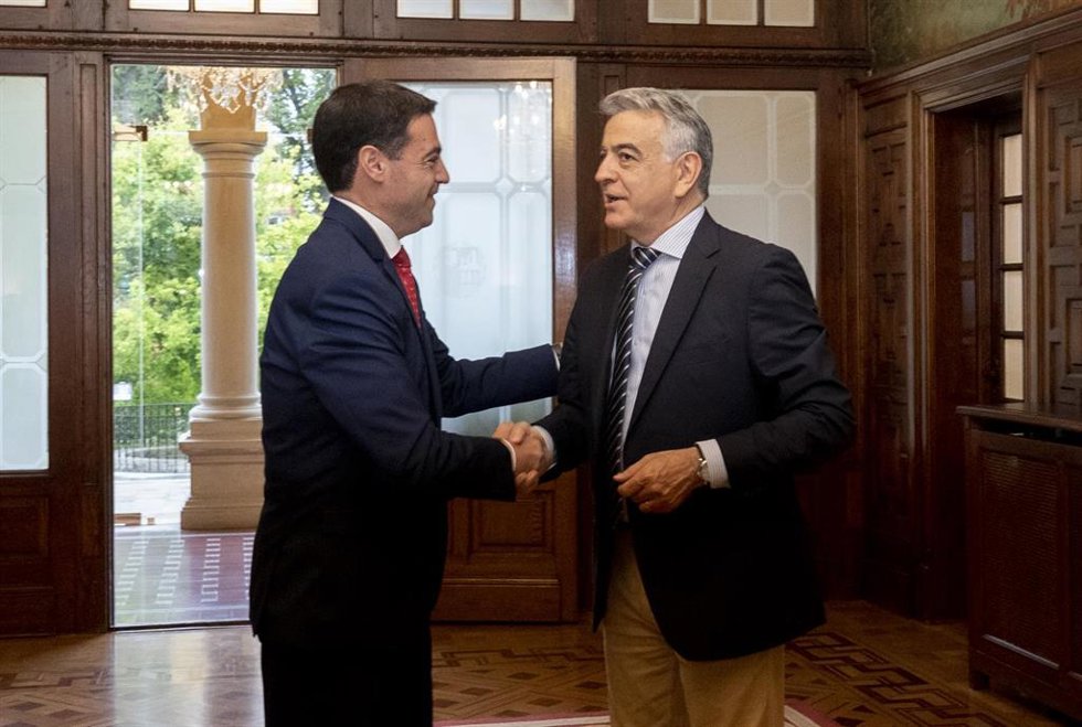 El Lehendakari, Imanol Pradales (i), se reúne con el presidente del PP, Javier de Andrés (d), en el Palacio de Ajuria Enea, a 12 de julio de 2024, en Vitoria-Gasteiz, Álava, País Vasco (España). Con esta reunión, el Lehendakari inicia la ronda de contac