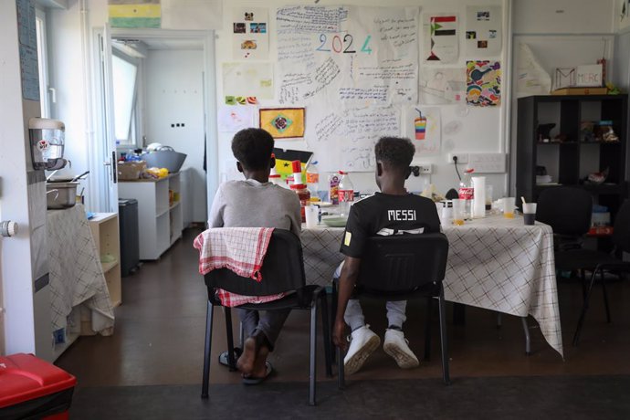 Dos menores migrantes en el centro de MSF  en Calais.