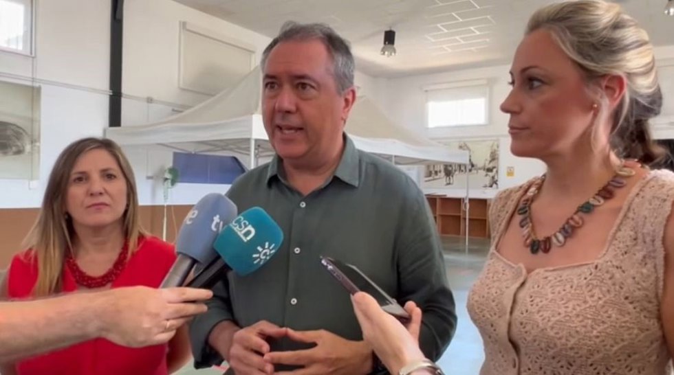 El secretario general del PSOE-A, Juan Espadas, atiende a los medios en Chipiona (Cádiz).