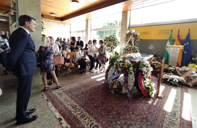 Pedro Fernández (izda.) acude a la capilla ardiente de Rafi Valenzuela en la Subdelegación del Gobierno en Córdoba.