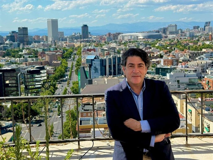El concejal presidente del madrileño distrito de Hortaleza, David Pérez, en la terraza de Radio Intercontinental Madrid