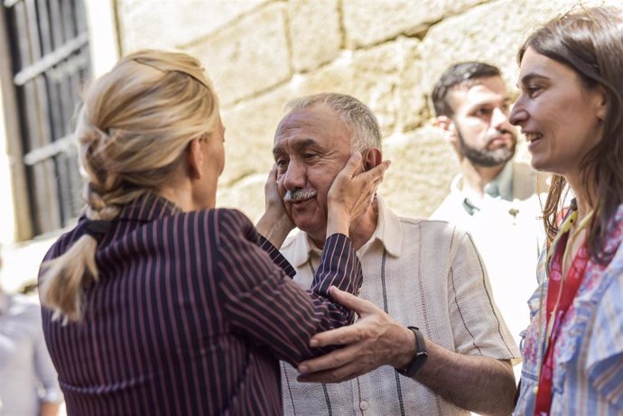 La vicepresidenta del Gobierno y ministra de Trabajo y Economía Social, Yolanda Díaz, y el secretario general de UGT, Pepe Álvarez, este viernes en San Lorenzo de El Escorial.