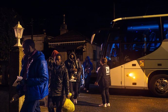 Archivo - Migrantes procedentes de Canarias a su llegada en autobús al hotel Baixamar, a 9 de noviembre de 2023, en Sanxenxo, Pontevedra. Foto de archivo