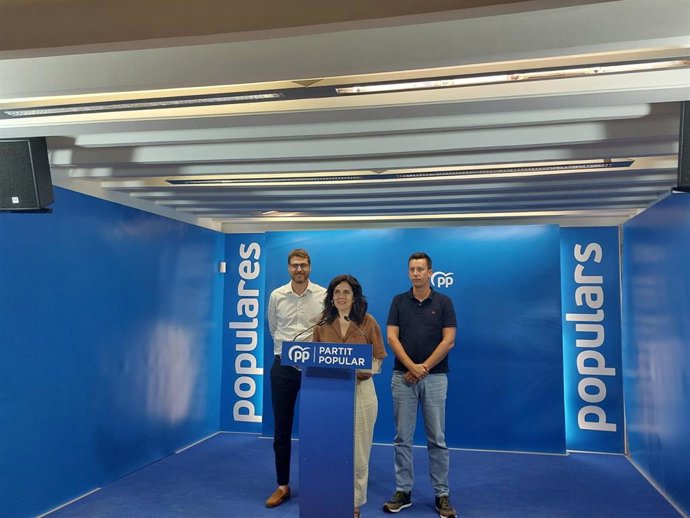 La secretaria general del PP de Baleares, Sandra Fernández, junto al coordinador general, Sebastià Sagreras, y el vicesecretario de organización, Pedro Álvarez