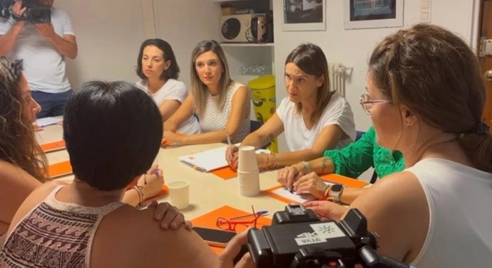 Las socialistas Mercedes Gámez, María Márquez y Olga Manzano, en el encuentro de este viernes en Granada con entidades feministas.