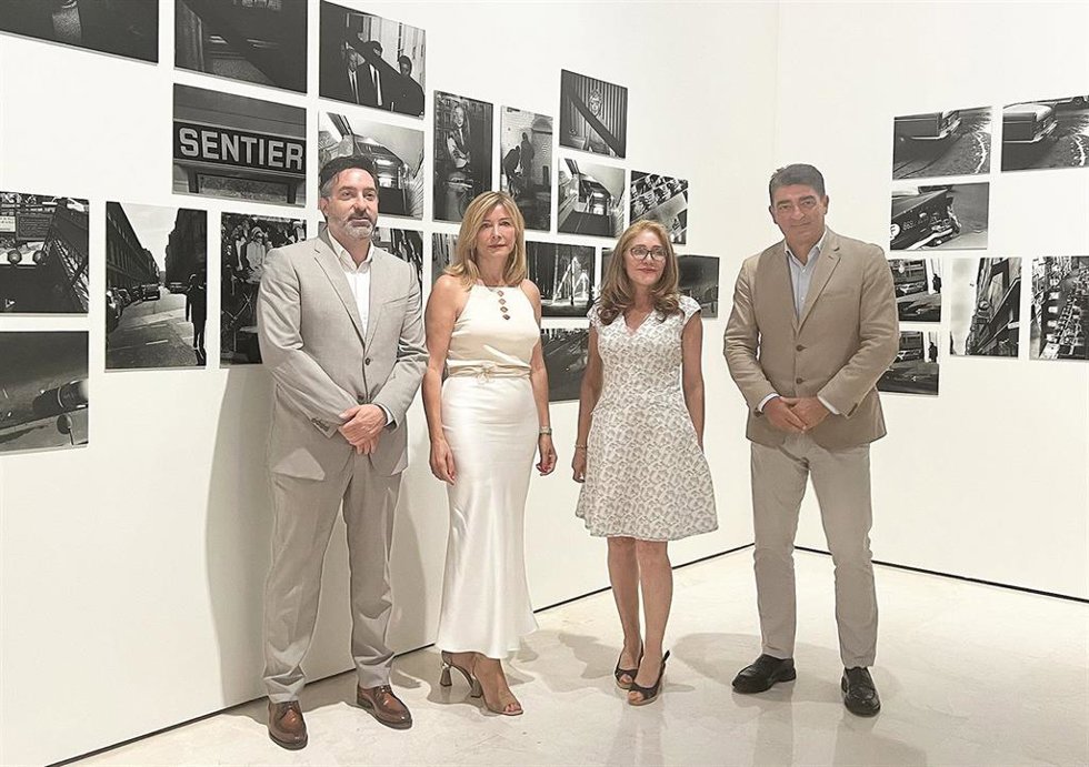 La vicepresidenta de la Fundació Per Amor a lArt, que custodia la Colección José Luis Soler Vila, Susana Lloret; el director general de Coanfi, Sergio Angusto; y el gerente y la directora artística del Museo Carmen Thyssen Málaga, Javier Ferrer y Lourd