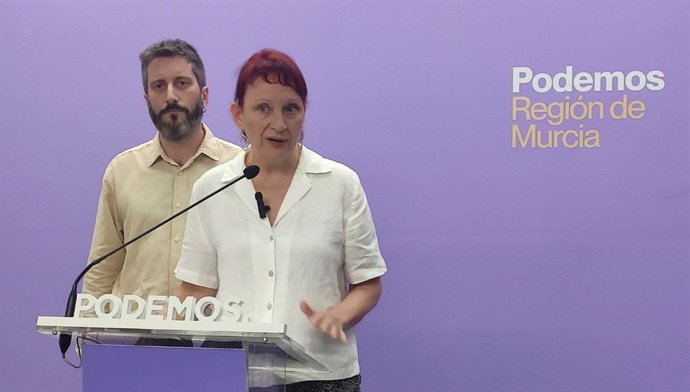 La portavoz de Podemos en la Asamblea Regional María Marín, acompañada por el diputado Víctor Egío,