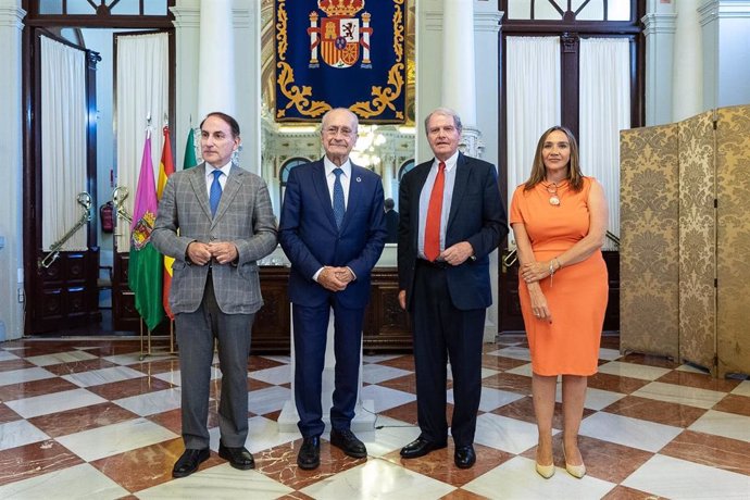 El alcalde de Málaga, Francisco de la Torre, junto al vicepresidente de la Fundación Bertelsmann, Francisco Belil; el presidente de la CEM, Javier González de Lara; y la vicepresidenta de la Cámara de Comercio de Málaga, Paloma Moreno