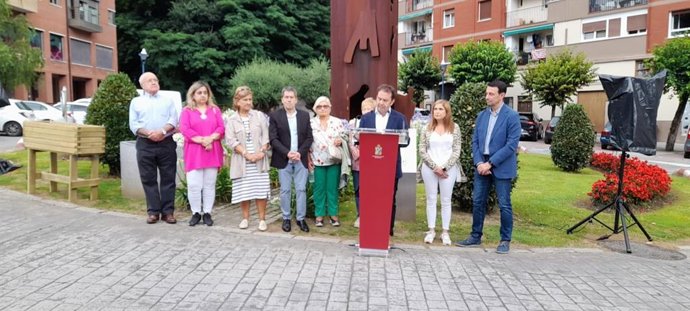 El alcalde de Ermua, Juan Carlos Abascal, el vicelehendakari segundo, Mikel Torres, la consejera de Justicia,, María Jesús San José, y familiares de Sotero Mazo y Miguel Ángel Blanco, en el acto de recuerdo a los vecinos asesinatos por ETA