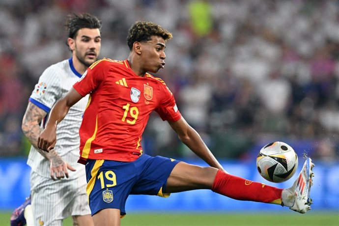 09 July 2024, Bavaria, Munich: France's Theo Hernandez (L) and Spain's Lamine Yamal (R) battle for the ball during the UEFA Euro 2024 Semi-final soccer match between Spain and France at Munich Football Arena. Photo: Peter Kneffel/dpa